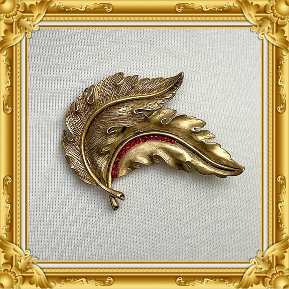 💕Beautiful Gold Tone 2 Leaf Pin / Brooch with Ruby CZ💕 - Picture 2 of 7